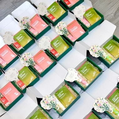 Set Quà Tặng Bộ Combo Son Dưỡng và Hộp 5 Mặt Nạ Cỏ Mềm - Quà ý nghĩa cho Mẹ, Vợ, Cô Giáo, Giá 230.000