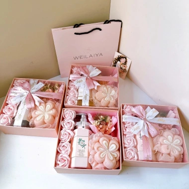 Sét quà tặng phụ nữ ngày lễ - Sữa tắm hương nước hoa và lược tắm, kèm túi và thiệp, chỉ 600k 2