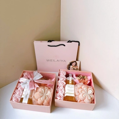 Sét quà tặng phụ nữ ngày lễ - Sữa tắm hương nước hoa và lược tắm, kèm túi và thiệp, chỉ 600k 4