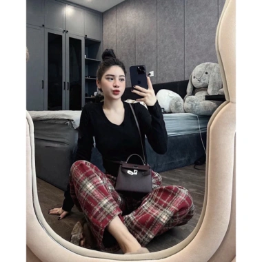 Set quần áo Noel Tết: Áo tăm tay dài ôm body vạt bầu, quần sọc caro dạ đỏ loe - 159k 4 Set quần áo Noel Tết: Áo tăm tay dài ôm body vạt bầu, quần sọc caro dạ đỏ loe - 159k 4