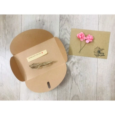 Set thiệp hoa khô giấy kraft 11x17cm A6 kèm bao thư, handmade, giá rẻ 15.000₫ - quà 20/11, 20/10, 8/3, 14/2