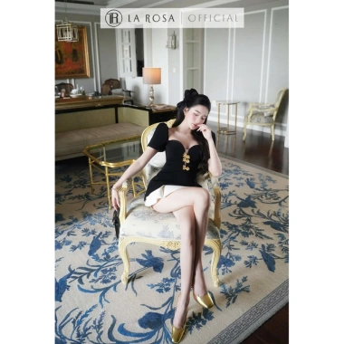 Set Tiểu Thư Basic Trẻ Trung La Rosa Áo chiết eo đính tag ngực, tạo điểm nhấn, váy kem, chỉ 770.000₫ 8