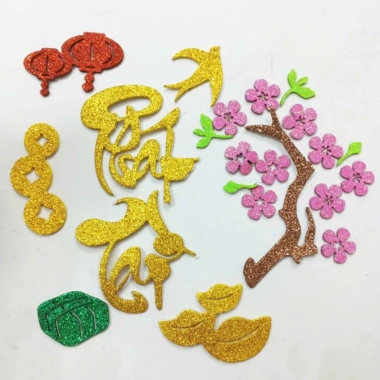 Set trang trí Tết chữ xốp kim tuyến, dây xu đào rời hồng, phụ kiện bánh chưng, lồng đèn, én, thỏi vàng – giá 18.450₫ 8
