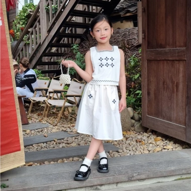 Set Váy Bé Gái Áo Hai Dây Cổ Vuông Thêu Hoa + Chân Váy Xòe Cotton – Giá 215.000₫ 7 Set Váy Bé Gái Áo Hai Dây Cổ Vuông Thêu Hoa + Chân Váy Xòe Cotton – Giá 215.000₫ 7