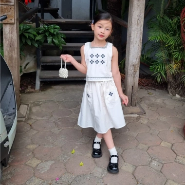 Set Váy Bé Gái Áo Hai Dây Cổ Vuông Thêu Hoa + Chân Váy Xòe Cotton – Giá 215.000₫