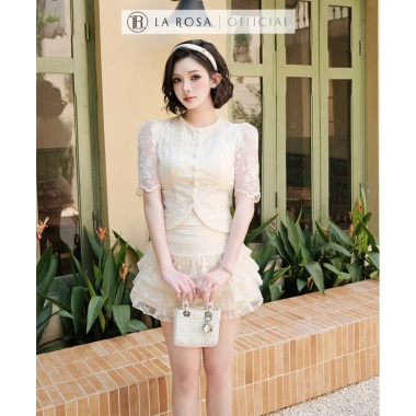 Set Váy La Rosa áo ngắn cổ tròn tay bồng, cúc nổi bật, chân váy xếp ly nhún tôn dáng 479k