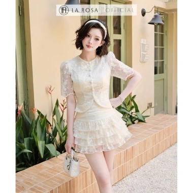 Set Váy La Rosa áo ngắn cổ tròn tay bồng, cúc nổi bật, chân váy xếp ly nhún tôn dáng 479k