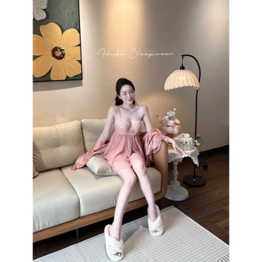 Set Váy Ngủ Hube Sleepwear - Áo Choàng Lụa Voan, Hoa Thêu Nổi, Gọng Ngực Hai Dây 7 Set Váy Ngủ Hube Sleepwear - Áo Choàng Lụa Voan, Hoa Thêu Nổi, Gọng Ngực Hai Dây 7