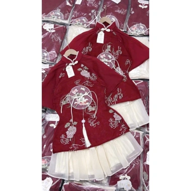 Set váy nữ Tết MININA áo tơ thêu hoa sen cá chép đính nút tàu + phụ kiện, chân váy tơ nến - Giá ưu đãi 205.002₫ 9 Set váy nữ Tết MININA áo tơ thêu hoa sen cá chép đính nút tàu + phụ kiện, chân váy tơ nến - Giá ưu đãi 205.002₫ 9