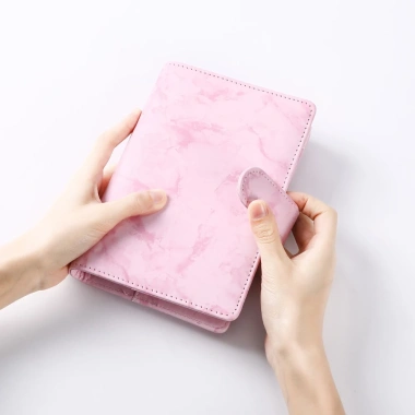 Sổ ghi chú A6 Lập kế hoạch - PU vân, khóa nam châm, 6 còng, 12 túi zip, 99.000₫