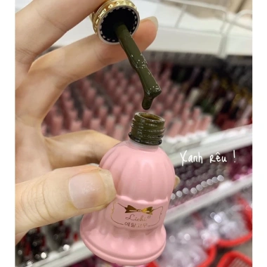 Sơn Lẻ Nữ Hoàng HANGKIU Xanh Rêu Giá 90.000 VNĐ Dễ Sắc Màu, Phù Hợp Trang Điểm 2 Sơn Lẻ Nữ Hoàng HANGKIU Xanh Rêu Giá 90.000 VNĐ Dễ Sắc Màu, Phù Hợp Trang Điểm 2