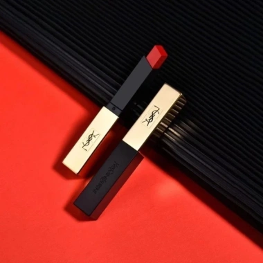 Son Slim Rouge Pur Couture Velvet Radical Aura – Màu Đỏ Cực Sắc, Công Thức Thuần Khiết, Giá Ưu Đãi 680.000₫ 3 Son Slim Rouge Pur Couture Velvet Radical Aura – Màu Đỏ Cực Sắc, Công Thức Thuần Khiết, Giá Ưu Đãi 680.000₫ 3