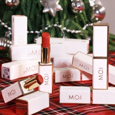 Son Thỏi Lì Holiday 2.025 MOI Cosmetics Hồ Ngọc Hà - Màu Đậm, Giá Ưu Đãi 199.000 VNĐ 2 Son Thỏi Lì Holiday 2.025 MOI Cosmetics Hồ Ngọc Hà - Màu Đậm, Giá Ưu Đãi 199.000 VNĐ 2