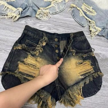 Sốt jean nữ rách 4 nút loang bụi, đậm cạp cao, dáng siêu hách - Giá chỉ 129k 3 Sốt jean nữ rách 4 nút loang bụi, đậm cạp cao, dáng siêu hách - Giá chỉ 129k 3