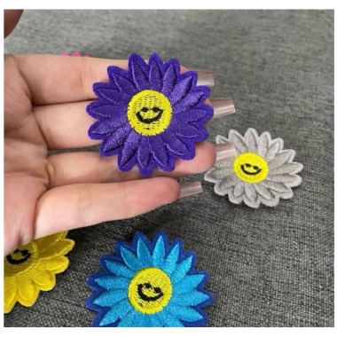 Sticker bông hoa mặt cười - Miếng vá áo rách có keo ủi, giá chỉ 5.000đ 3