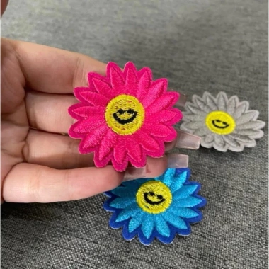 Sticker bông hoa mặt cười - Miếng vá áo rách có keo ủi, giá chỉ 5.000đ 4