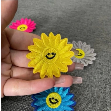 Sticker bông hoa mặt cười - Miếng vá áo rách có keo ủi, giá chỉ 5.000đ 6