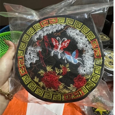 Sticker hình tròn thêu 2 con bướm hoa viền vàng - Giá giảm 15.200 VNĐ, 19.000 VNĐ
