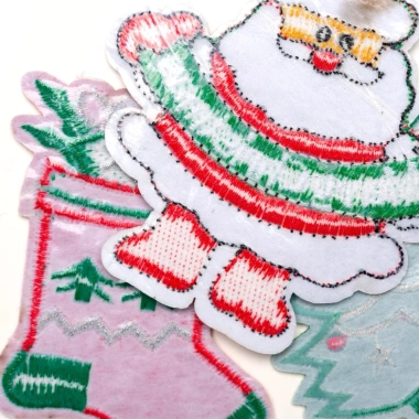 Sticker miếng vá Noel ủi may đa năng – Trang trí áo, khăn, túi, điện thoại, notebook, giá 18.200₫ 3