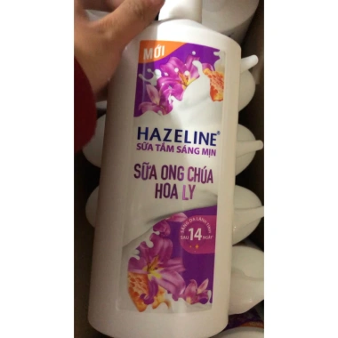 Sữa tắm dưỡng thể Hazeline 800g Dưỡng ẩm, làm sáng da, da mềm mịn, giá chỉ 104.999