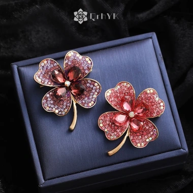 Tag cài áo QrhYK hình cỏ bốn lá đính đá thời trang mới, giảm giá 18% chỉ 47.190₫