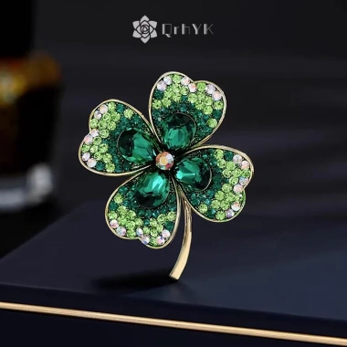Tag cài áo QrhYK hình cỏ bốn lá đính đá thời trang mới, giảm giá 18% chỉ 47.190₫