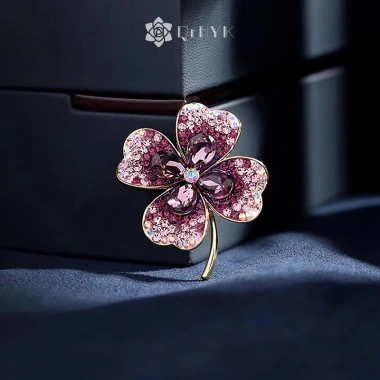 Tag cài áo QrhYK hình cỏ bốn lá đính đá thời trang mới, giảm giá 18% chỉ 47.190₫