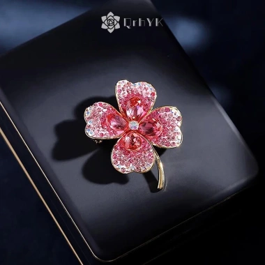 Tag cài áo QrhYK hình cỏ bốn lá đính đá thời trang mới, giảm giá 18% chỉ 47.190₫