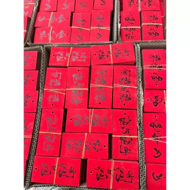 Tag đỏ Tết 1‑2 chữ thư pháp 5x7cm kèm dây đỏ, treo cây mai, đào - 60.000₫