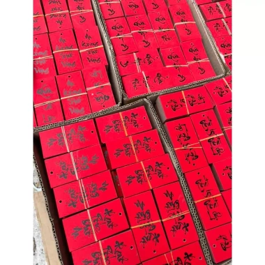 Tag đỏ Tết 1‑2 chữ thư pháp 5x7cm kèm dây đỏ, treo cây mai, đào - 60.000₫
