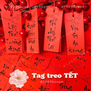 Tag đỏ Tết 2.026 - 45 câu đối 4 chữ thư pháp (4x10cm) kèm dây đỏ, treo quà - Giá chỉ 60.000 VND