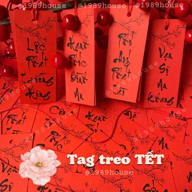 Tag đỏ Tết 2.026 - 45 câu đối 4 chữ thư pháp (4x10cm) kèm dây đỏ, treo quà - Giá chỉ 60.000 VND 4 Tag đỏ Tết 2.026 - 45 câu đối 4 chữ thư pháp (4x10cm) kèm dây đỏ, treo quà - Giá chỉ 60.000 VND 4
