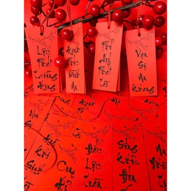 Tag đỏ Tết 2.026 - 45 câu đối 4 chữ thư pháp (4x10cm) kèm dây đỏ, treo quà - Giá chỉ 60.000 VND
