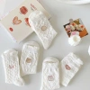 Tất trắng nữ 5 đôi, vớ cổ cao họa tiết dập nổi cotton dễ thương - Giá sỉ 69.700₫ 2