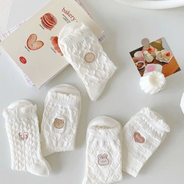 Tất trắng nữ 5 đôi, vớ cổ cao họa tiết dập nổi cotton dễ thương - Giá sỉ 69.700₫