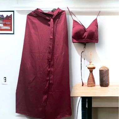 Thanh lý set lụa Vân Anh Scarlet SZ S 99% – Giá 650.000 VND giảm mạnh