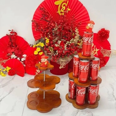 Tháp gỗ HOA MAI 3 tầng Tết 2.026 nâng cấp 3 thanh trụ bày bia nước ngọt đẹp mắt