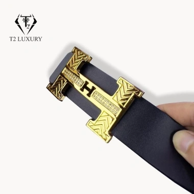 Thắt Lưng Nam Kim Tuyến Khóa Lỗ Mặt Chữ H Vàng Bóng Đá Lấp Lánh Dây Da Bò Sang Trọng - Giá 481.200₫ 5 Thắt Lưng Nam Kim Tuyến Khóa Lỗ Mặt Chữ H Vàng Bóng Đá Lấp Lánh Dây Da Bò Sang Trọng - Giá 481.200₫ 5