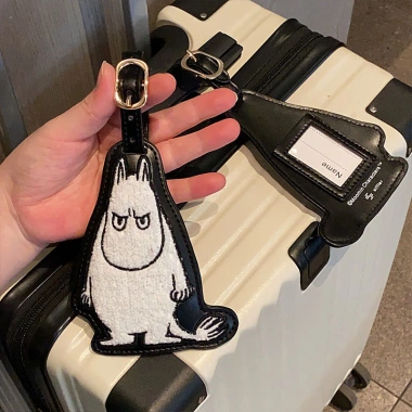 Thẻ hành lý Moomin Yamei Nhật Bản Dễ Thương PU Thêu – Mặt Dây Chuyền Vali Máy Bay Chống Mất 8 Thẻ hành lý Moomin Yamei Nhật Bản Dễ Thương PU Thêu – Mặt Dây Chuyền Vali Máy Bay Chống Mất 8