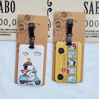 Thẻ Hành Lý Vỏ Cứng Snoopy Charlie Puppy - Kéo Thẻ Máy Bay, Dây Chuyền Tên 0KEA