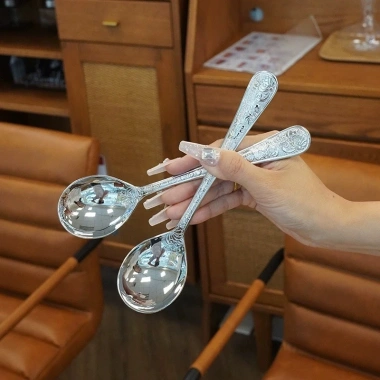Thìa Cơm Đầu Tròn Tay Cầm Dài Hoa Văn Tân Cổ Điển Inox 18/10 GB38 Chỉ 55.000₫ 6 Thìa Cơm Đầu Tròn Tay Cầm Dài Hoa Văn Tân Cổ Điển Inox 18/10 GB38 Chỉ 55.000₫ 6