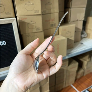 Thìa đầu tròn tay cầm dẹp uốn Vogue Ella inox 18/10 ăn cơm phở bún giá 48.000đ 8 Thìa đầu tròn tay cầm dẹp uốn Vogue Ella inox 18/10 ăn cơm phở bún giá 48.000đ 8