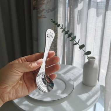 Thìa muỗng ăn dặm đầu nghiêng tay cầm nghiêng cho bé khắc hoạt hình dễ thương giá 28.000 6 Thìa muỗng ăn dặm đầu nghiêng tay cầm nghiêng cho bé khắc hoạt hình dễ thương giá 28.000 6