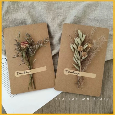 Thiệp Giấy Vintage Gắn Hoa Khô Màu Kraf Trắng Sinh Nhật Valentine 8/3 Giá 30.000đ 3 Thiệp Giấy Vintage Gắn Hoa Khô Màu Kraf Trắng Sinh Nhật Valentine 8/3 Giá 30.000đ 3