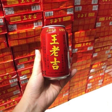 Thùng 24 lon Trà sâm Wanglaoji 310ml - Trà thảo mộc bổ dưỡng, giá từ 421k còn 329k 2 Thùng 24 lon Trà sâm Wanglaoji 310ml - Trà thảo mộc bổ dưỡng, giá từ 421k còn 329k 2