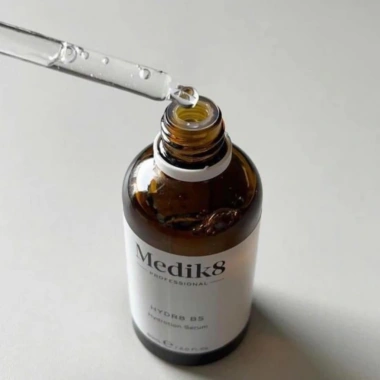 Tinh chất cấp ẩm, phục hồi da Medik8 Hydra8 B5 Serum 60ml - Giá 1.452.000₫ 3 Tinh chất cấp ẩm, phục hồi da Medik8 Hydra8 B5 Serum 60ml - Giá 1.452.000₫ 3
