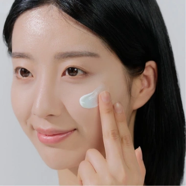 Tinh chất chống nắng SKIN1.004 Centella Hyalu‑cica Water‑fit SPF50+ PA++++ 50ml - 472.000₫ 6 Tinh chất chống nắng SKIN1.004 Centella Hyalu‑cica Water‑fit SPF50+ PA++++ 50ml - 472.000₫ 6
