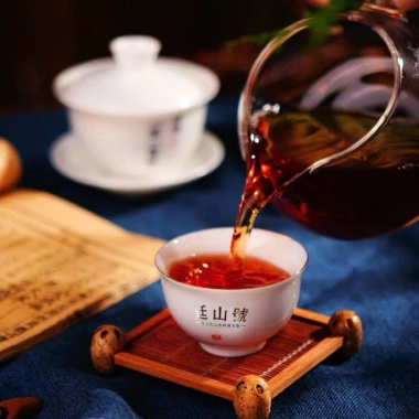 Trà Phổ Nhĩ Chín Vân Nam Thượng Hạng 8 Năm Tuổi 357g - Lão Ban Chương kèm Vali Da, chỉ 588.000đ