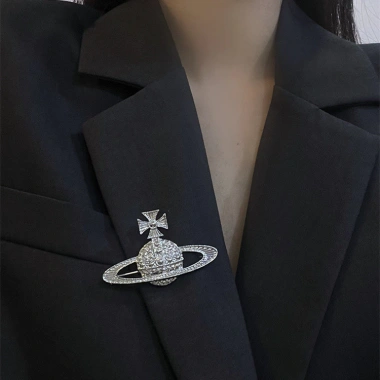 Trâm Cài Áo Vivienne Westwood Retro Cao Cấp - Phong Cách Sáng Tạo Giá 151.949₫