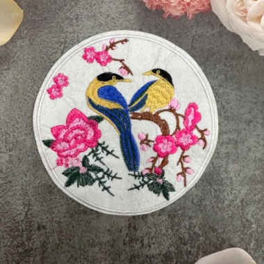Tròn 2 chim hoa hồng thêu gắn áo dài – ủi nhiệt, may khâu, chỉ 14.800 VND 2 Tròn 2 chim hoa hồng thêu gắn áo dài – ủi nhiệt, may khâu, chỉ 14.800 VND 2